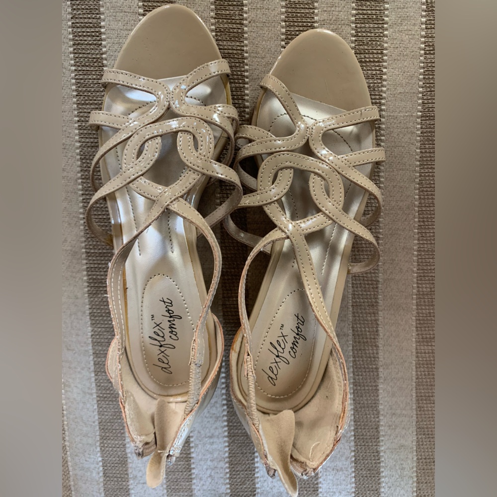 Dexflex Comfort Tan Cream Sandals SIZE 7